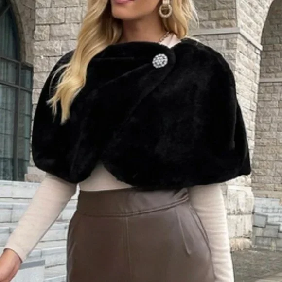 chic elegant black faux fur buttoned shoulder cape - Picture 3 of 6